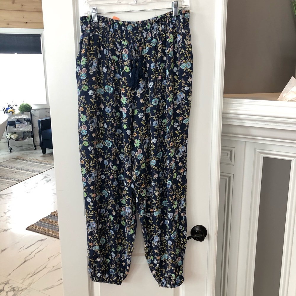 Like new floral Rayon pant.